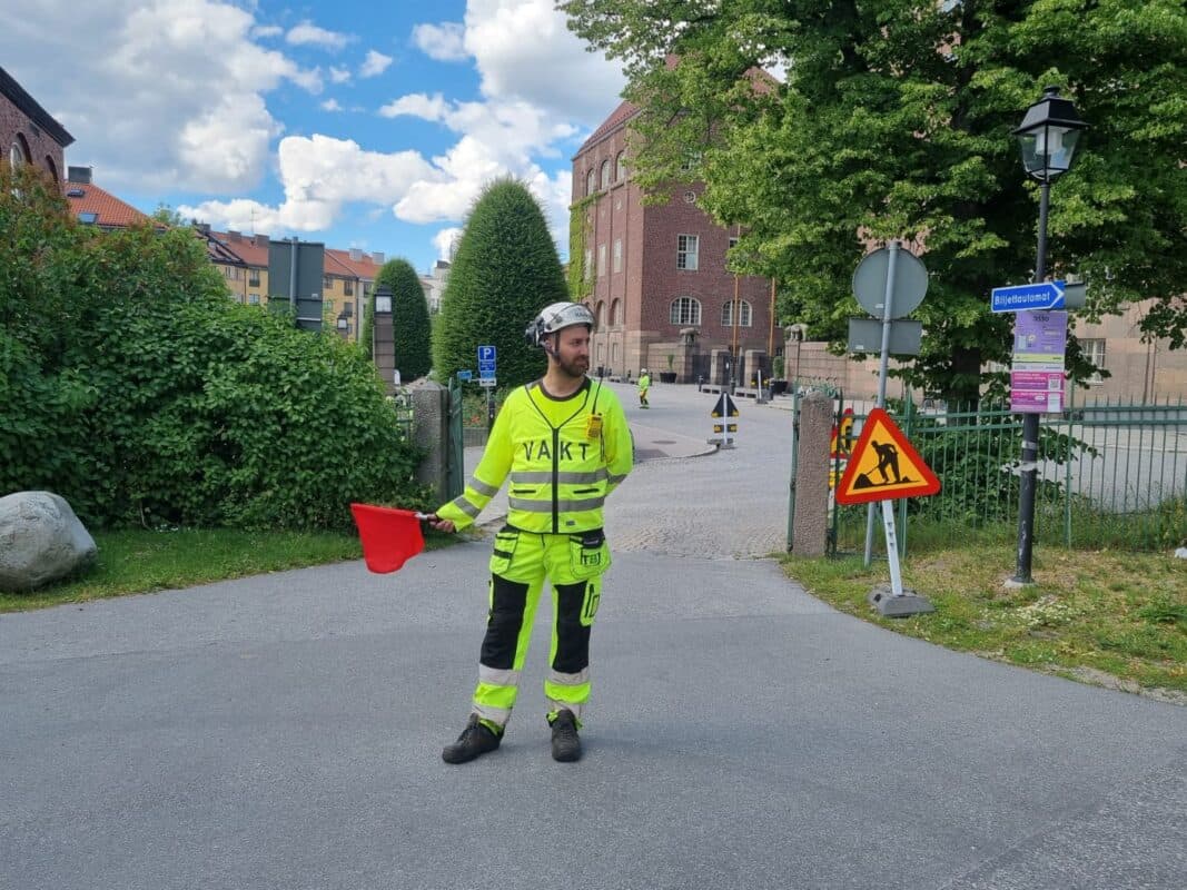 TBJ Allservice flaggvakt leder trafik vid en arbetsplats