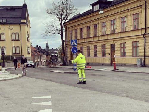 Flaggvakt reglerar trafik i en korsning