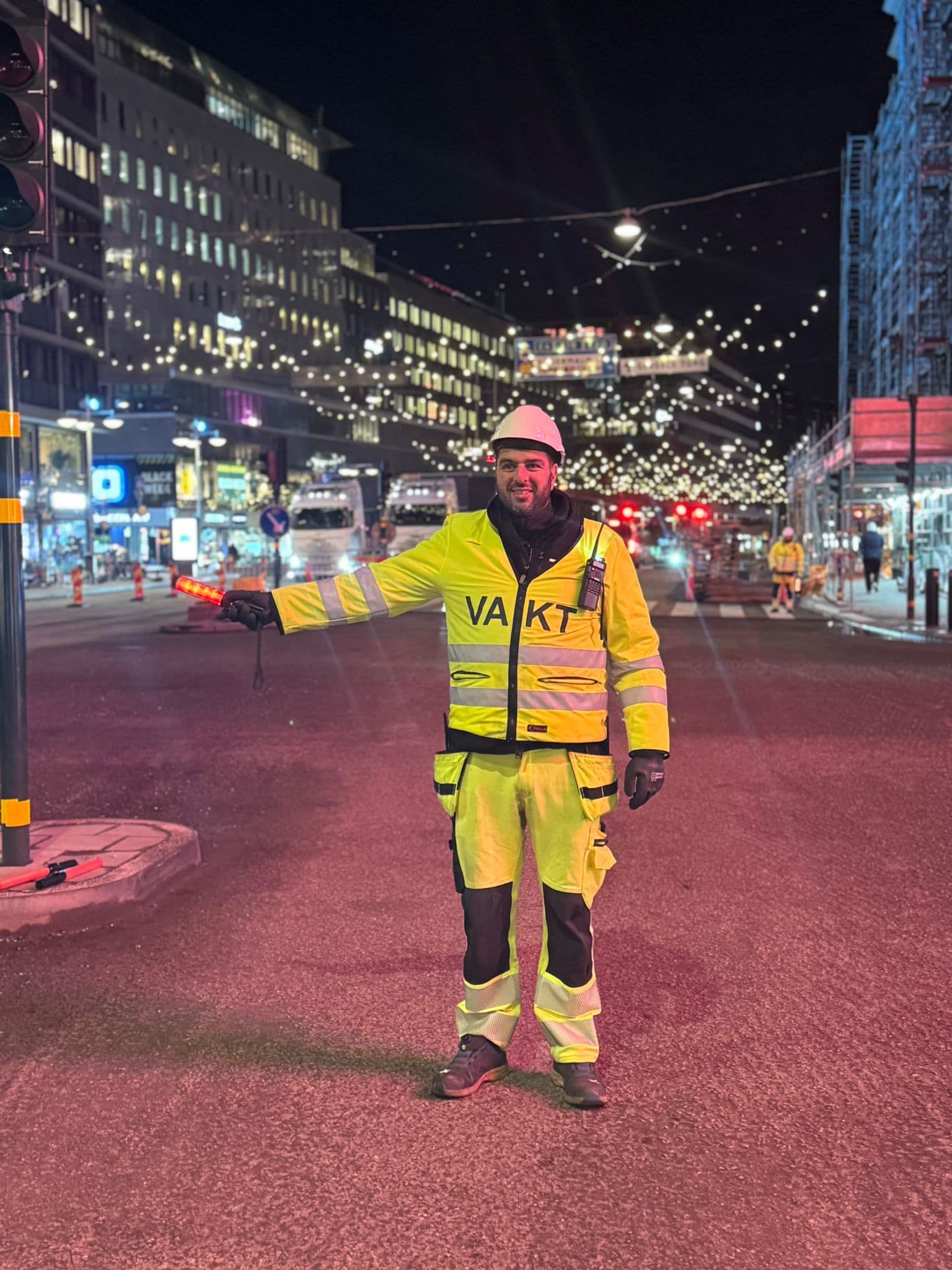 Flaggvakt utför trafikomdirigering nattetid