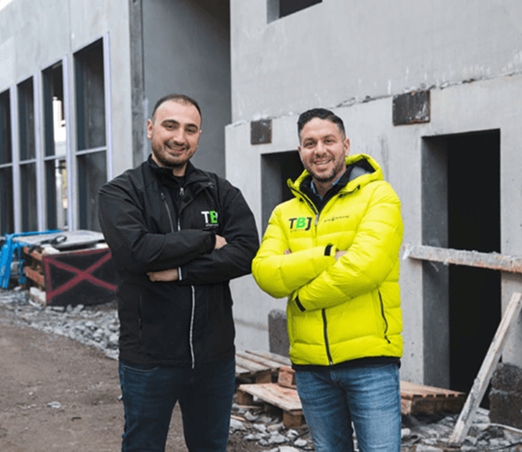Två medarbetare från TBJ Allservice på en byggarbetsplats