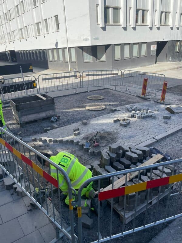 Stenläggning för hållbar offentlig yta