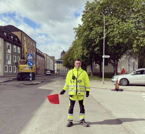 Signalvakt vid vägarbete i Stockholm