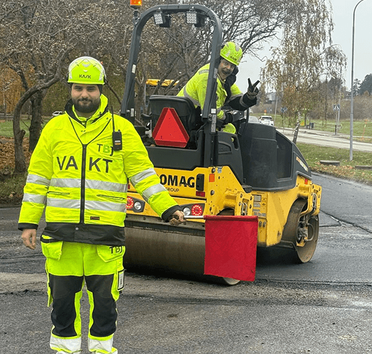 Flaggvakt framför en vägvält i Kalmar