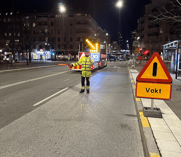 Flaggvakt vid nattarbete i Kalmar