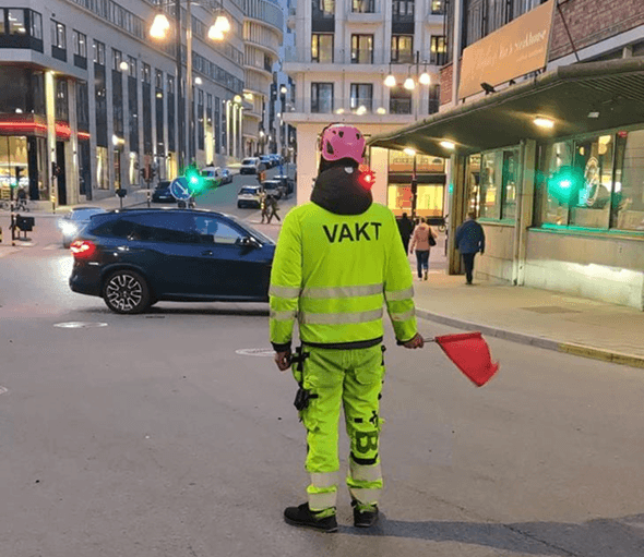 Flaggvakt leder trafiken i centrala Uppsala