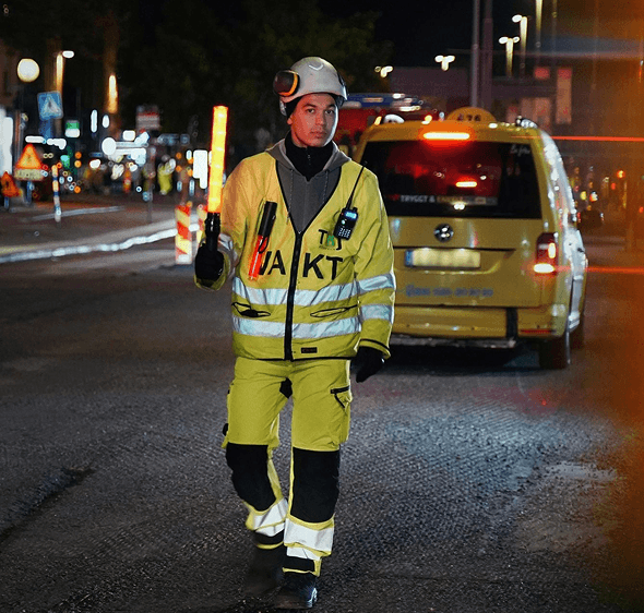 Flaggvakt med lotsbil och lotsljus nattetid